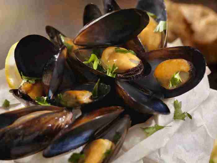 Mussels cooking cook seafood steamed before recipes clams mussel open simple stovetop recipe thekitchn plump meat shells if kitchn eat